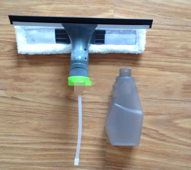 spray window cleaner
