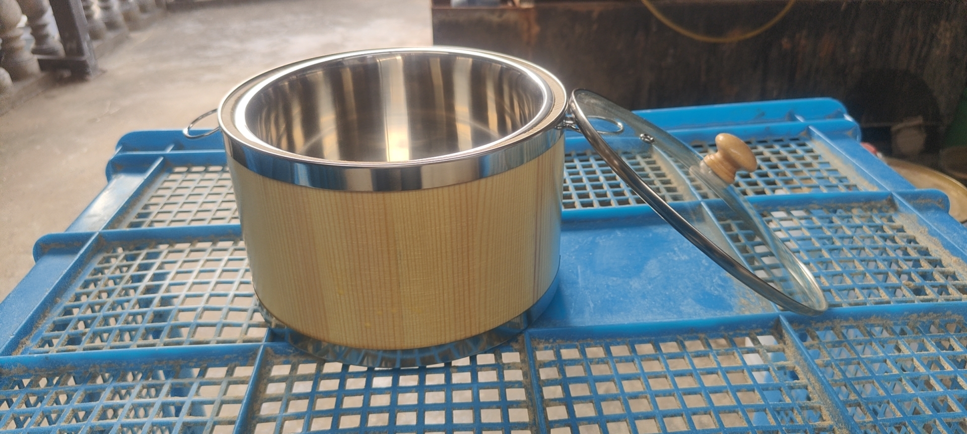 Wooden bucket with stainless steel lining and glass cover, diameter 22cm